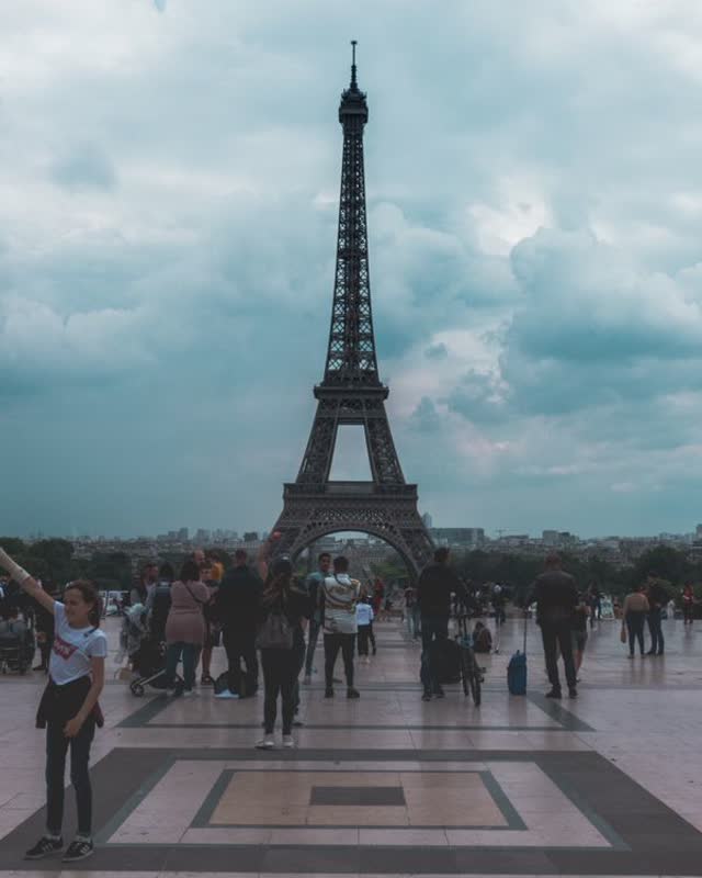 People beside the Eiffel Tower